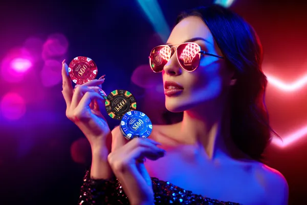 Cassino Móvel 01 BET — Jogue a qualquer hora e em qualquer lugar Um jogador usando seu smartphone durante um evento festivo local, representando o cassino totalmente compatível com dispositivos móveis do 01 BET.